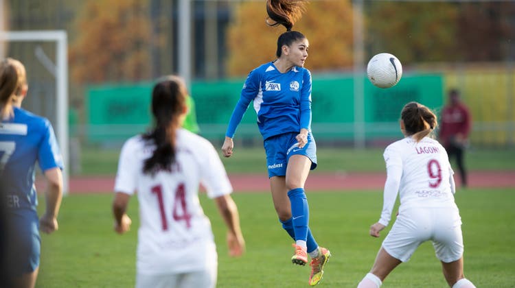 Michèle Schnider, Mittelfeldspielerin des FC Luzern, leitet den Ball per Kopfball weiter. (Boris Bürgisser (Luzern, 31. Oktober 2020))