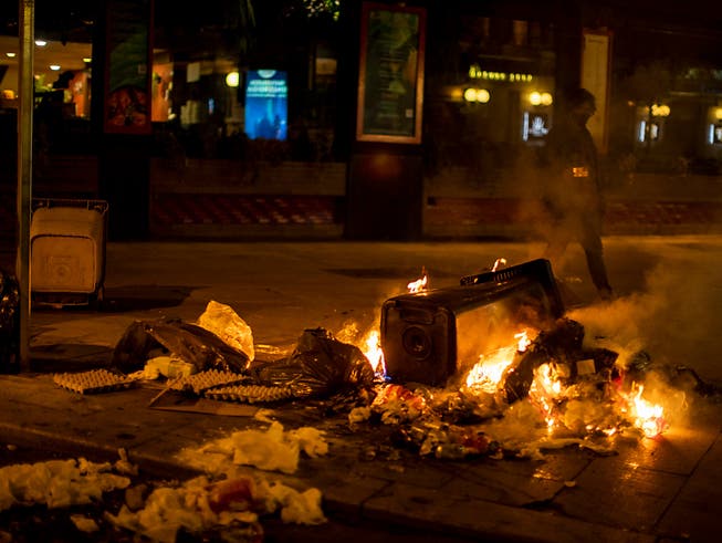 Ein Müllcontainer brennt in Madrid während eines Protests gegen die Ausgangssperre. Spanien ist eines der von der Corona-Krise am schwersten getroffenen Länder Westeuropas. Foto: Manu Fernandez/AP/dpa