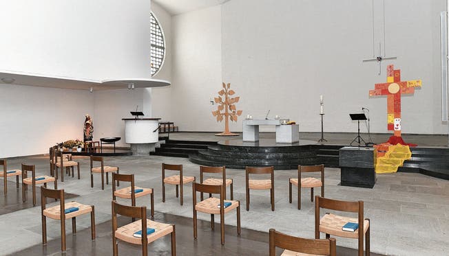 Das schlichte Innere der von Fritz Metzger (1898–1973) gebauten Kirche Mariä Himmelfahrt strahlt Ruhe aus.
