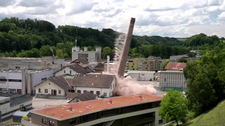 Im Video: Hier wird ein 118 Jahre alter und 56 Meter hoher Kamin gesprengt