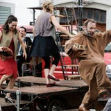 Die Theaterwerkstatt Gleis 5 während ihres Auftritts von «Decamerone» in der Frauenfelder Altstadt. (Bild: Donato Caspari, 8. August 2020)