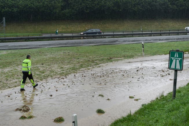 Starker Regen überflutete im Sommer 2015 die Autobahn A1 bei Wil.
