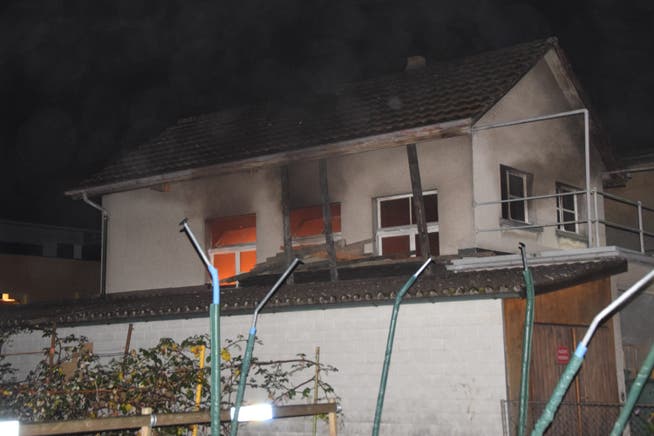 Am späten Abend ist dieses Haus in Balsthal in Brand geraten.