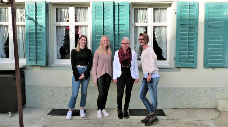 Frauenpower im «Grütli» mit Jenni, Katja, Edith Capula und Jessica. ((Bild: Kurt Lichtensteiger))