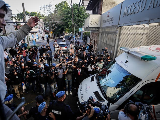 Umringt von Fans und Journalisten verlässt Diego Maradona im Krankenwagen das Spital