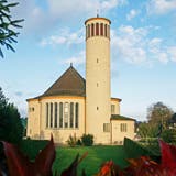 Die katholische Kirche St. Josef in Bussnang besticht durch ihr rundes Design. Erbaut wurde sie 1935. (Bild: Donato Caspari (Bussnang, 17. Oktober, 2008))