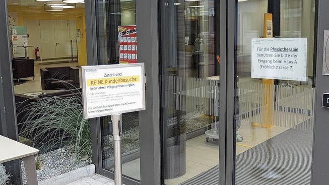 Im Pflegezentrum Süssbach ist die Krise auch am Eingang präsent.