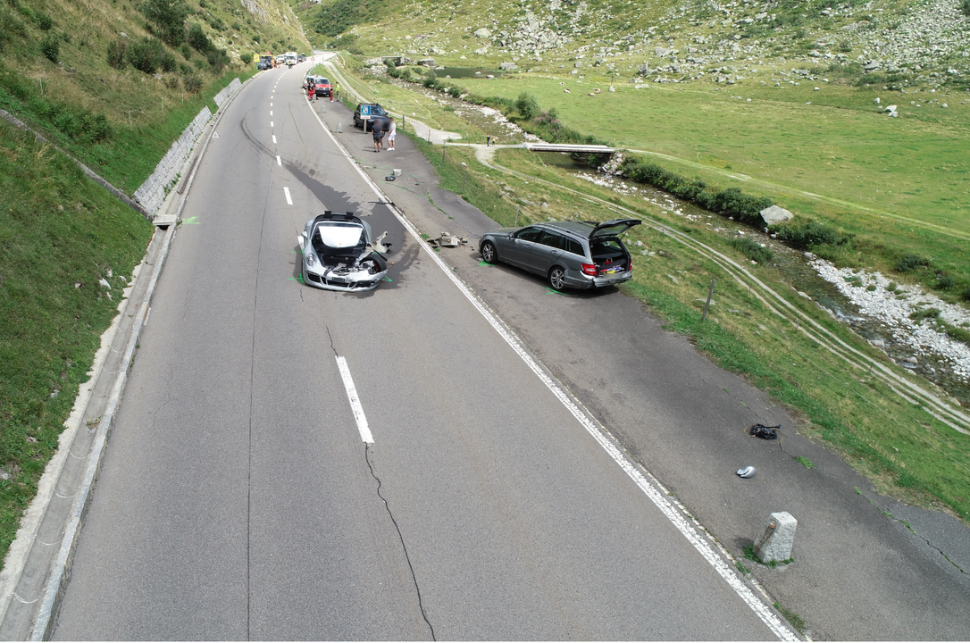 Gotthard-Passstrasse UR, 12. August: Ein Sportwagen-Fahrer versucht die vor ihm fahrenden vier Fahrzeuge zu überholen und verursachte dabei eine Kollision. Eine Person wurde erheblich verletzt.