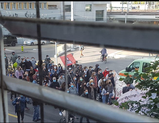 Solidarität vor dem Fenster: Der 27-jährige Asylsuchende sah die Demonstranten von seinem Zimmer aus. Bild: zvg