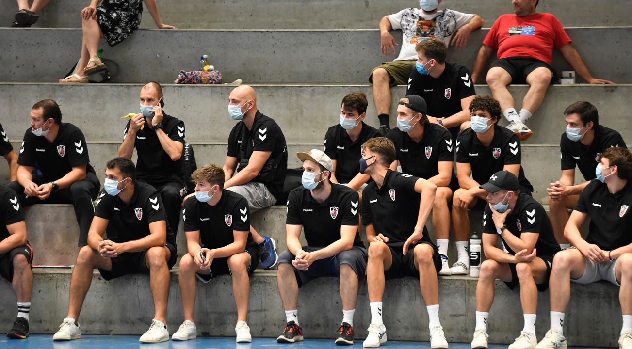 Halbfinal: Die maskierten Spieler des HSC Suhr Aarau warten während des ersten Halbfinals auf der Tribüne auf ihren Auftritt.
