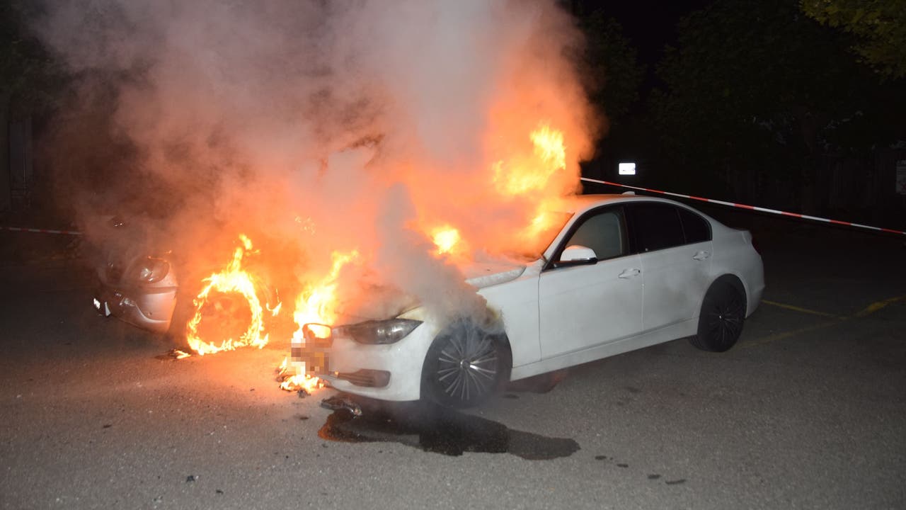 Solothurn SO, 10. September: Zwei Autos brannten lichterloh. Die Feuerwehr konnte den Brand löschen. Verletzte gab es keine.