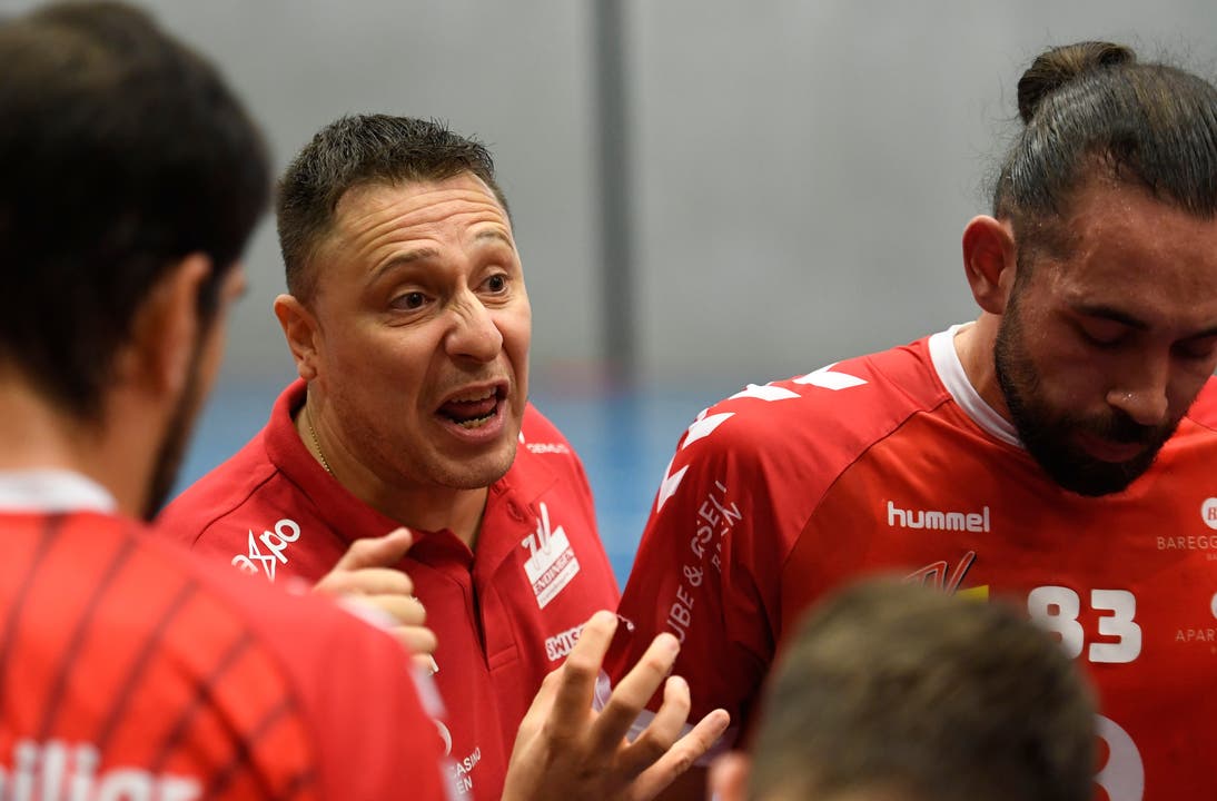 TVE-Trainer Zoltan Majeri gibt seiner Mannschaft Anweisungen.