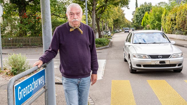 Verkehr in zwei Jahren halbiert? Erwin Ott am Grenzacherweg in Riehen, bei dem das Verkehrsaufkommen laut Kanton abenteuerliche Schwankungen vollführt.