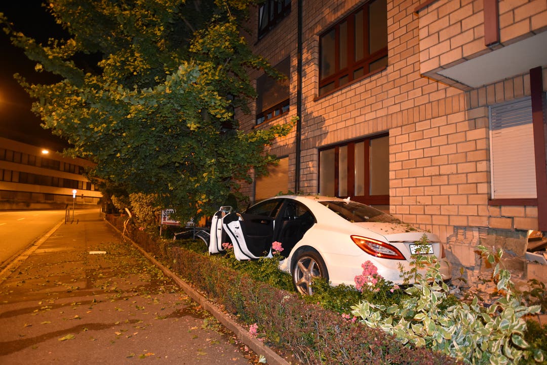 Basel BS, 5. August: An der Mittleren Strasse ereignete sich ein Selbstunfall mit einem Verletzten. Der Fahrer wird gesucht.