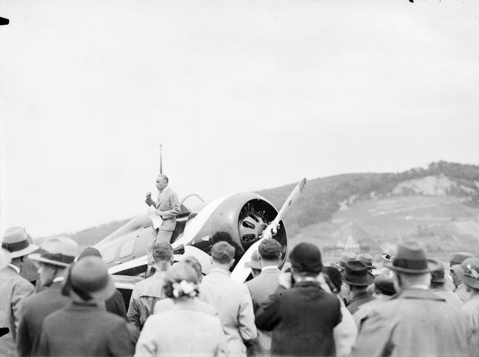 5. Juni 1932: Walter Mittelhilzer führt auf dem Flügel stehend eine Lockheed «Orion» vor. Er hatte vorher einen Beinahe-Landeunfall.