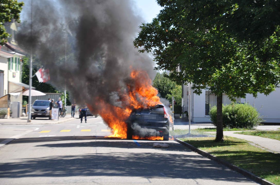 Luterbach SO, 6. August: Ein Auto brennt vollständig aus. Niemand wird verletzt. Strassenbelag und ein Baum werden in Mitleidenschaft gezogen.