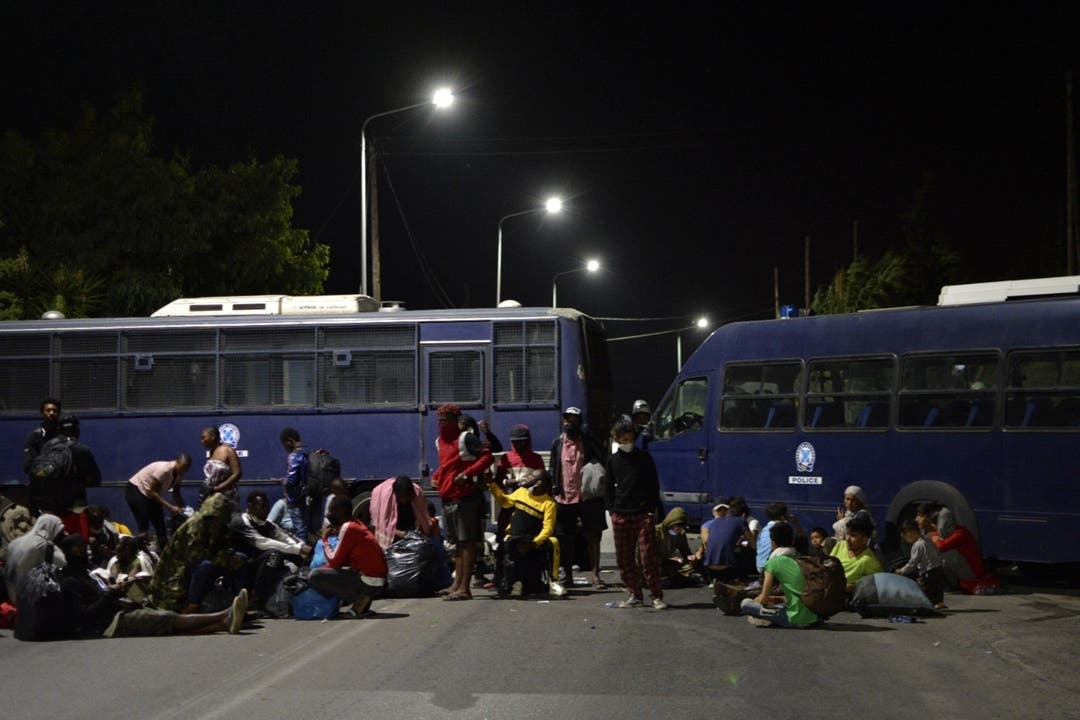 Flüchtlinge versuchten den Hafen von Mytilini zu erreichen. Die Polizei blockierte Strassen.