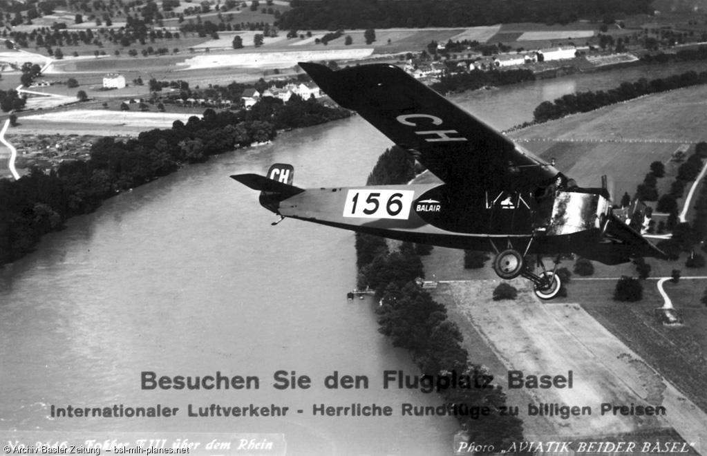 Eine Fokker F.III überfliegt den Rhein am 10. April 1926. Unterwegs war das Propellerflugzeug von Amsterdam via Köln nach Basel. Sternenfeld hatte sich bis 1939 zum zweitgrössten Flugplatz der Schweiz gemausert. Doch rasch zeigte sich: Ein weiterer Ausbau war an diesem Ort nicht mehr möglich.