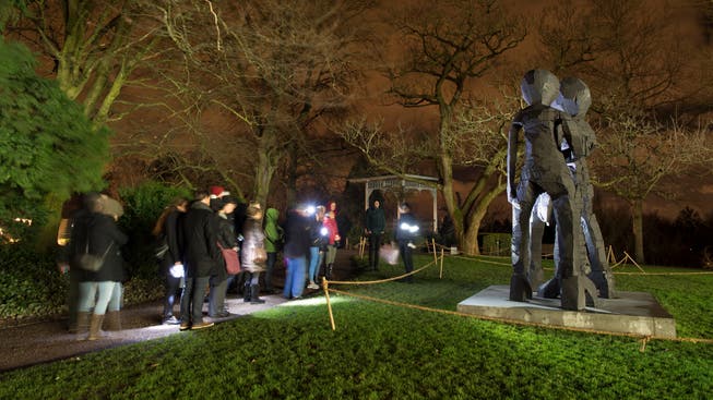 Die Museumsnacht von 2018: Im Park der Fondation Beyeler mit einer Skulptur von Georg Baselitz.