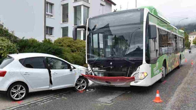 Ein Autofahrer ist am Montag in Bettlach bei einer Kollision mit einem Bus verletzt worden. Er wurde in ein Spital gebracht.