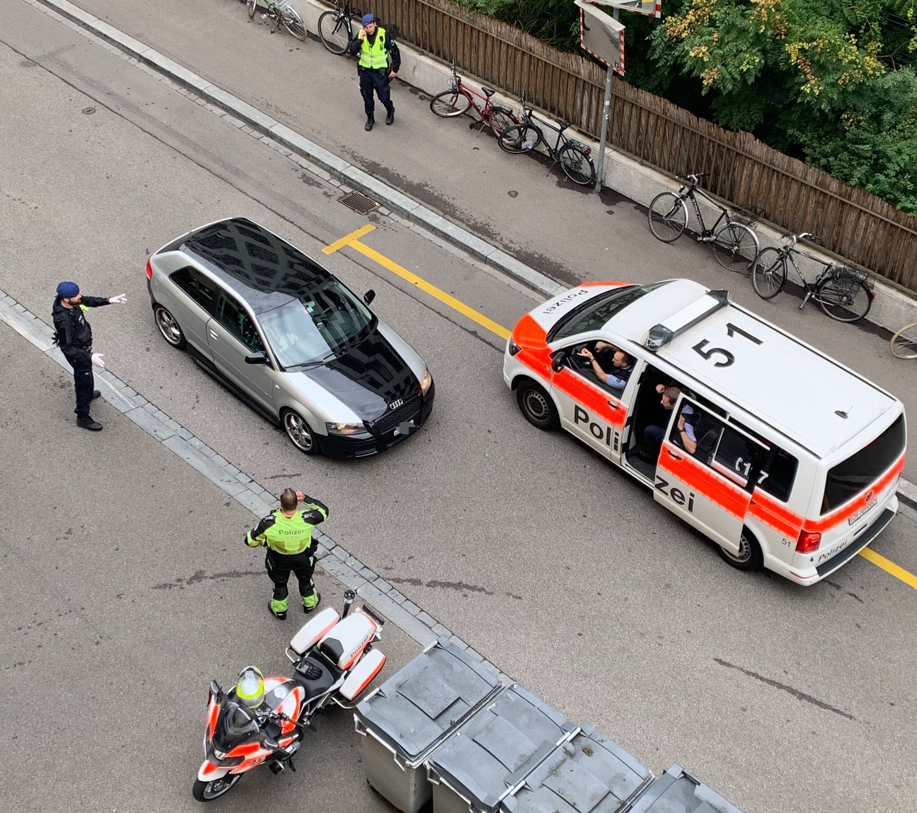 Bildstrecke - Die Polizei Kontrolliert Einen Autofahrer In Der Stadt Zürich