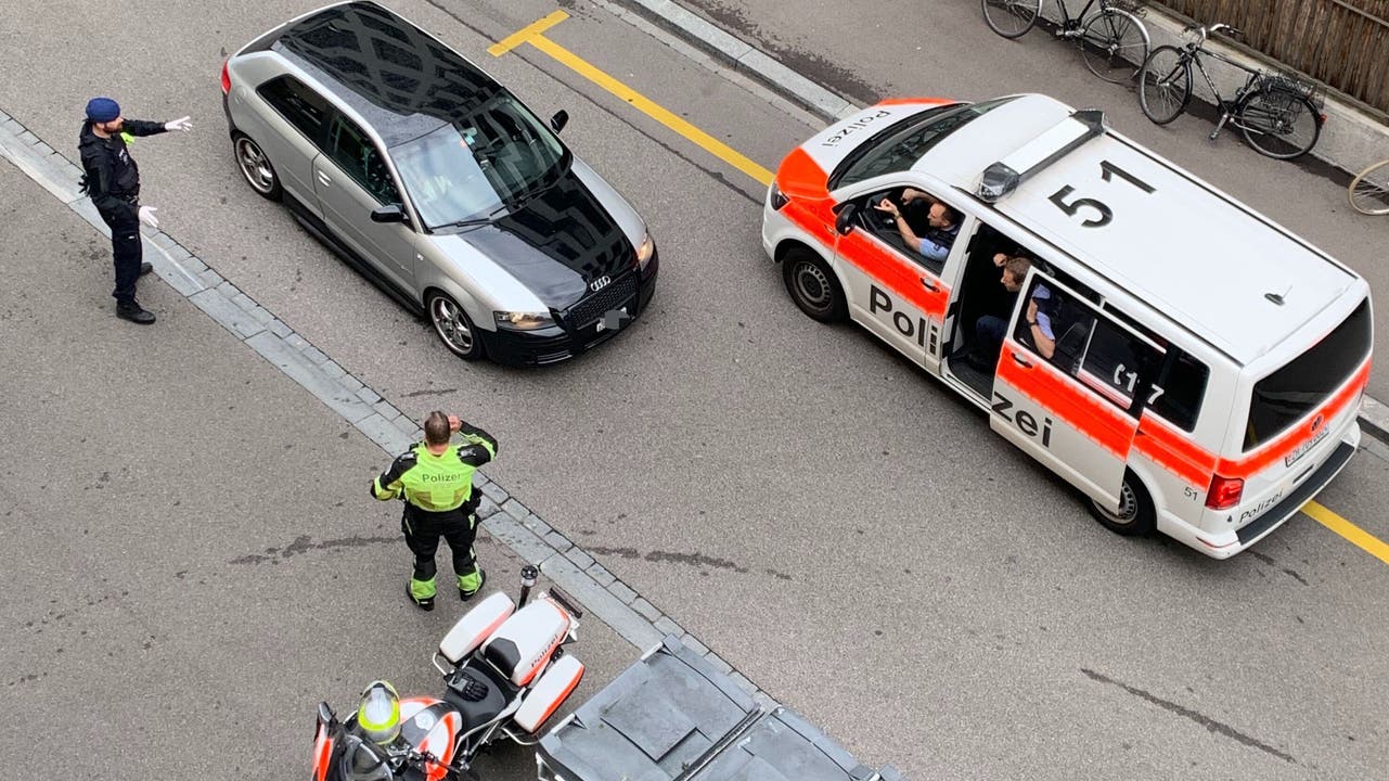 Die Polizei kontrolliert einen Autofahrer in der Stadt Zürich