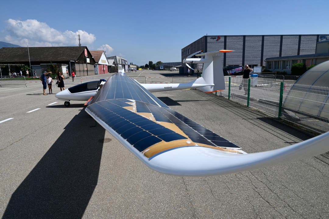  Der Sunseeker Duo von Solar Flight Europe, ein selbststartender, extrem langsam fliegender Elektro-Segelflieger aus Italienmit 22 Metern Spannweite, dessen gesamte Oberseite mit 1510 Solarzellen bestückt ist, mit deren Strom die Batterien geladen werden. Gibt es schon seit 2013.
