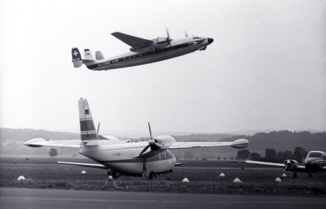 Rasches Passagierwachstum dank günstigen Preisen: Ein Ambassador der Globe Air (oben) startet von «Blotze», dem späterem Euro-Airport, in die weite Welt (1962).