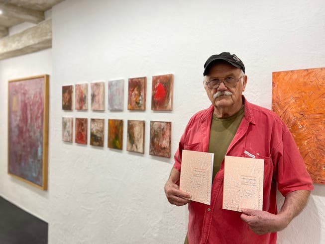 Pedro Meier mit der Publikation zur Ausstellung.