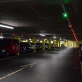 Im Ländli-Parkhaus zeigen grüne Ampeln die freien Parkplätze an – 100'000 Franken kostet diese Neuerung