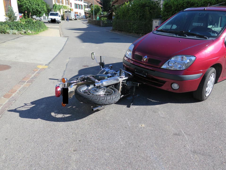Oltingen BL, 6. August: Ein Motorradfahrer verletzte sich nach einer Kollision mit einem Auto.