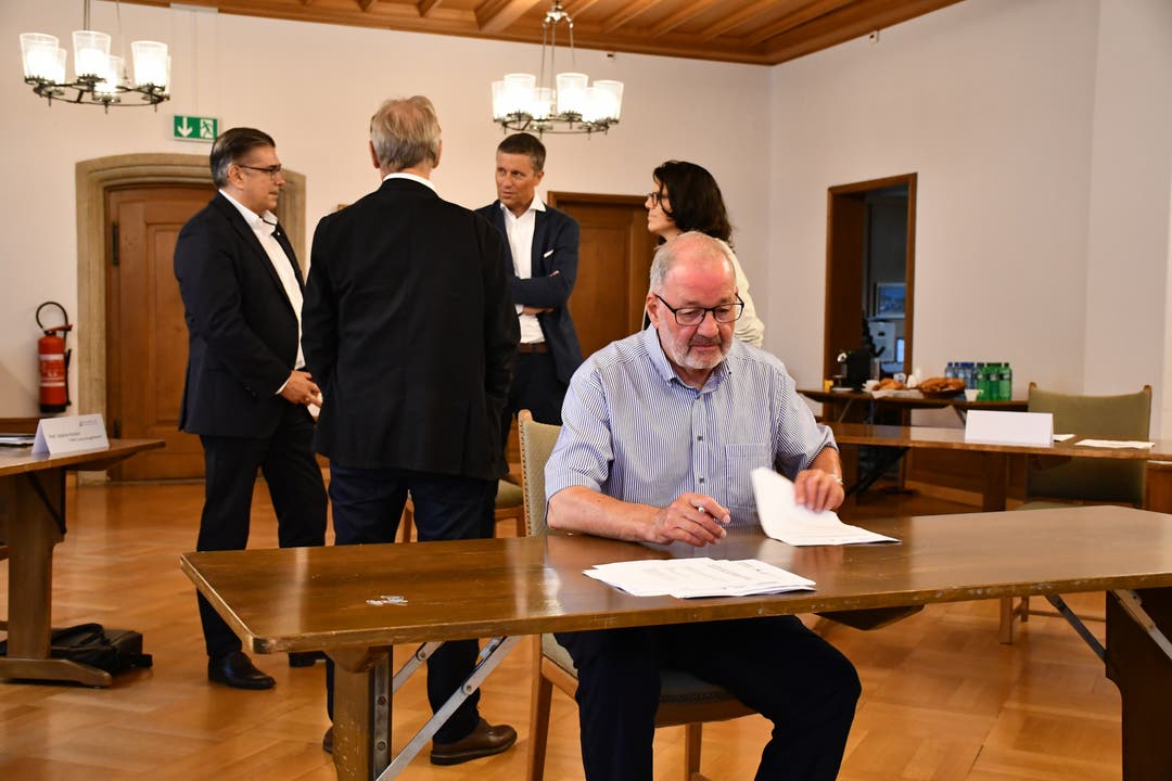 Unterzeichnung der Absichtserklärung Max Zeier vom BWZ Brugg bei der Unterzeichnung.