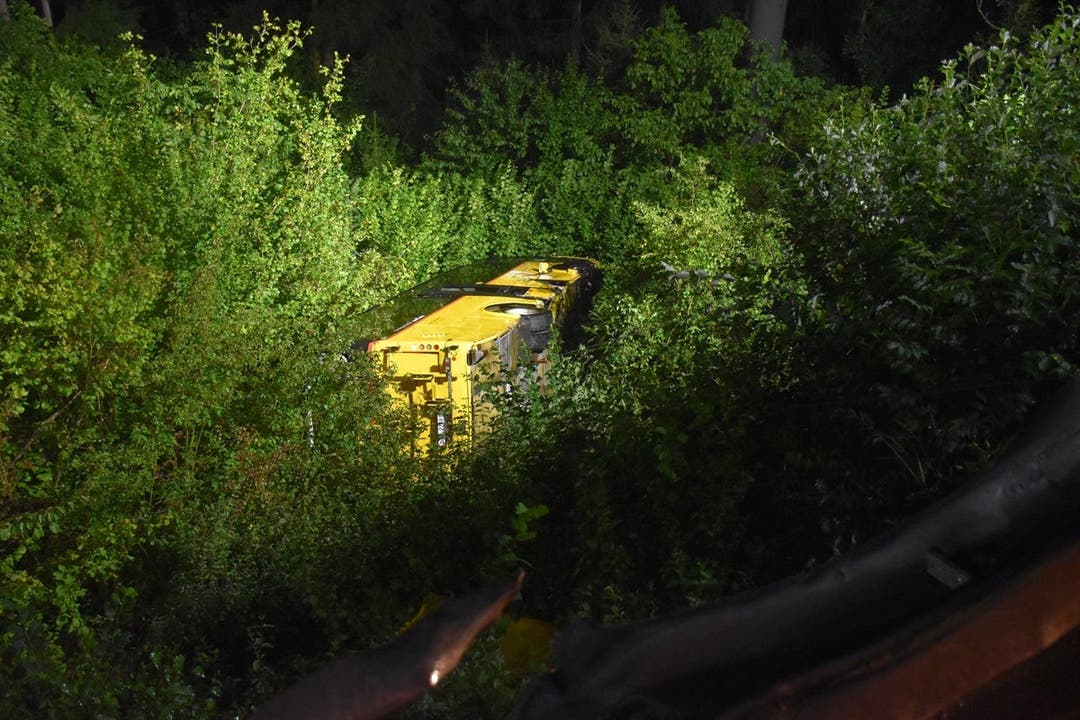Sagogn GR, 2. August: Ein Postautochauffeur ist bei einem Unfall mittelschwer verletzt worden. Er stürzte auf der Oberalpstrasse bei einer Fahrt ohne Passagiere mit dem Postauto rund 40 Meter einen Abhang hinunter.