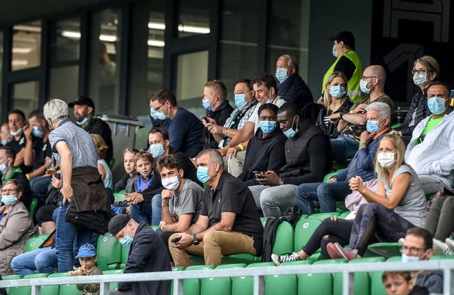 Die Maskentragepflicht in den Stadien gilt zwar weiter, dafür dürfen wieder mehr als nur 1000 Zuschauer zum Fussball oder Eishockey.