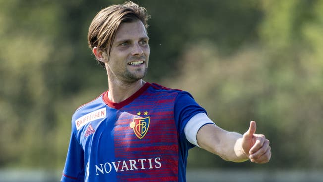 Daumen hoch: Captain Valentin Stocker bleibt dem FC Basel erhalten.
