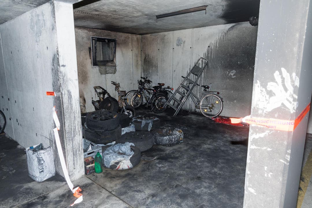 Oberwil BL, 27. August: Die Einstellhalle eines Mehrfamilienhauses geriet in Brand. Die Polizei geht von Brandstiftung aus. Verletzt wurde niemand.