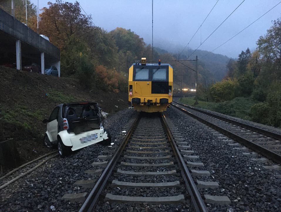 Baden AG, 23. Oktober: Weil es nicht gesichert war, machte sich ein parkiertes Auto selbständig und rollte auf das Bahngleis. Dort kam es zur Kollision mit einem Zug. Verletzt wurde niemand.