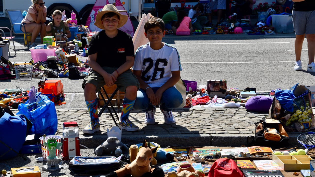 Sie verkaufen Spielsachen, um ein wenig Taschengeld zu verdienen.: Federico links und Ibrahim rechts.