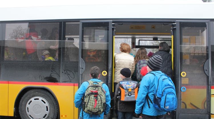Schüler sollen mit Schulbussen statt mit dem öV transportiert werden