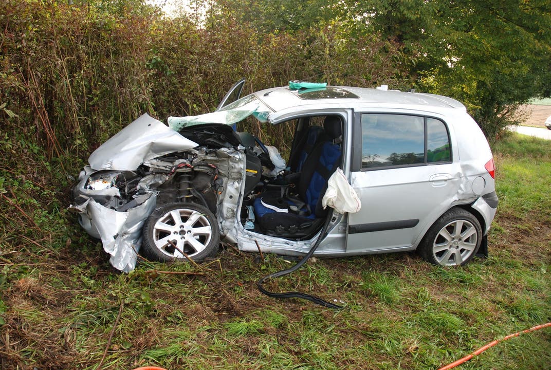 Schnottwil SO, 9. Oktober: Lastwagen kollidiert seitlich-frontale mit einem Auto. Die beiden Autoinsassen wurden dabei verletzt und mussten mit der Rega ins Spital geflogen werden.