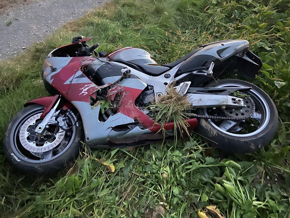 Waltenschwil AG, 22. September: Nach einem Überholmanöver stürzt ein Motorradfahrer – er hatte keinen Führerausweis.