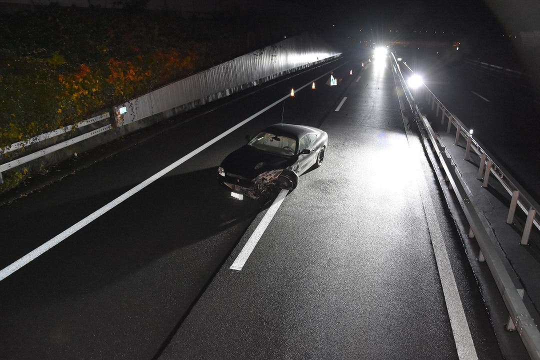 Buochs NW/A2, 24. Oktober: Eine Polizeipatrouille fand einen demolierten Sportwagen mitten auf der Autobahn. Erst am folgenden Tag meldete sich der Unfallfahrer, ein 20-Jähriger aus dem Kanton Nidwalden.