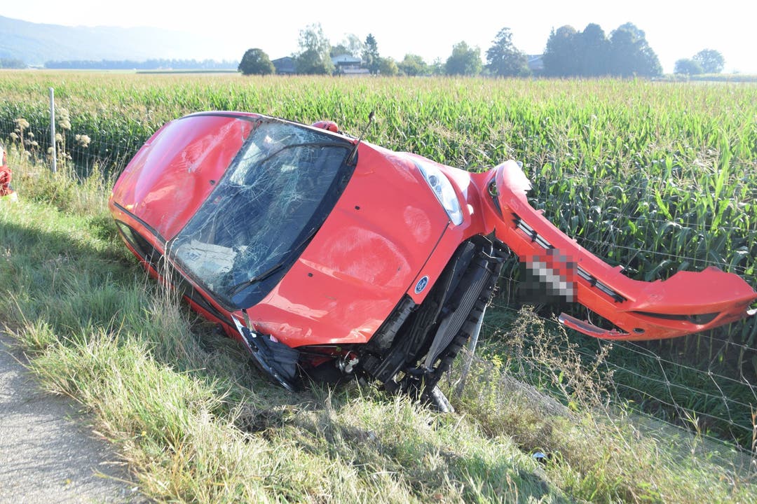 A1 bei Niederbipp BE, 8. September: Auto überschlug sich, nachdem Autofahrerin beim Spurwechsel einen Anhänger touchierte.