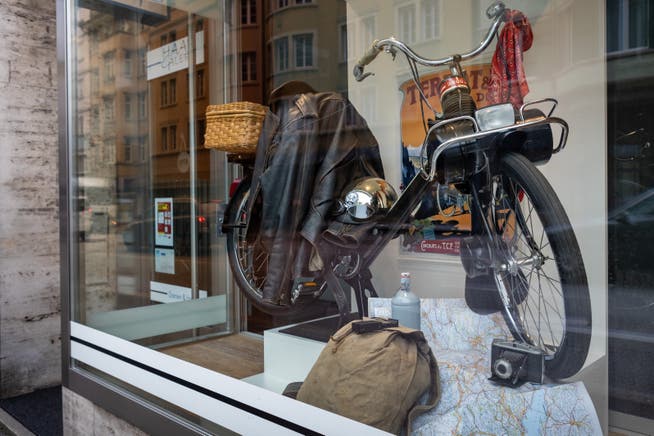 Das Vélosolex im Schaufenster der Haargalerie an der Ringstrasse 7 in Olten.