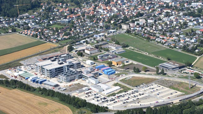 Aktuelle Luftaufnahme der Baustelle des CSL-Werkes in Lengnau, das 2021 fertiggestellt sein soll. Die Baukosten betragen über 1 Milliarde Franken.