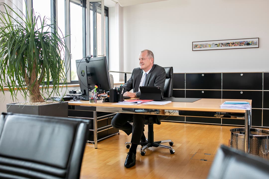 Stephan Attiger in seinem Büro als Vorsteher des Departementes Bau, Verkehr und Umwelt.