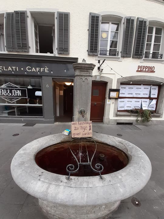 Dieser rote Brunnen steht in Aarau