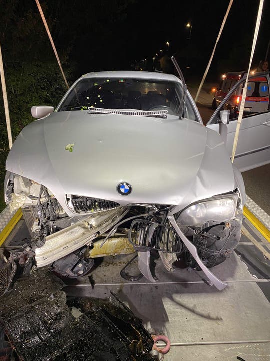 Bözen AG, 3. September: Ein Neulenker verletzt sich bei einem Selbstunfall und muss ins Spital – der BMW endet mit Totalschaden.