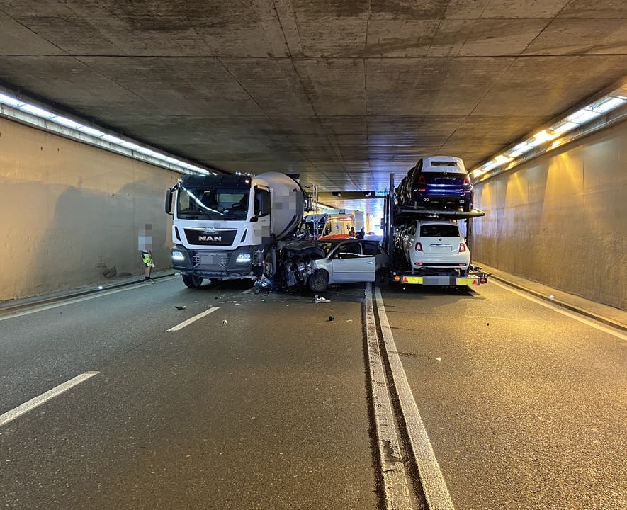 Ein Unfall mit drei beteiligten Fahrzeugen führte zu einer Sperrung des Umfahrungstunnels in Brugg.