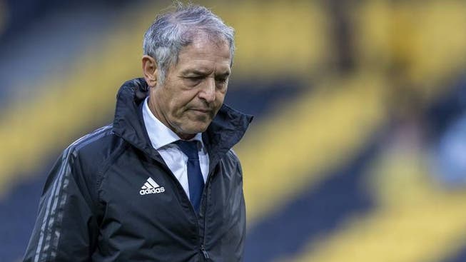 Marcel Koller verlässt den FCB mit gesenktem Kopf.